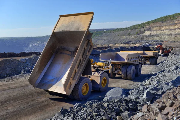 Grande Camião Descarga Pedreiras Carregar Pedra Lixeira Carregando Carvão Caminhão — Fotografia de Stock