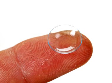 Beyaz arka planlı, parmak kontakt lens görünümü kapatın. Tıp ve vizyon kavramı