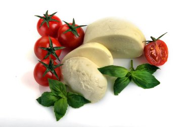 beyaz zemin üzerine Mozzarella peyniri domates fesleğen