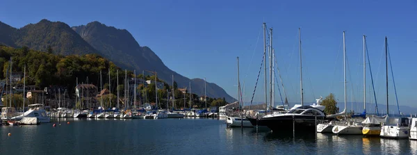 湖日内瓦 2017年10月 游艇在秋天停车场在湖日内瓦 瑞士人 湖日内瓦 2017年10月 — 图库照片