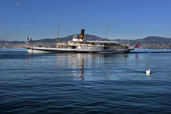 Szwajcaria Montreux Października 2017 Statek Wycieczkowy Ludzi Przystani Nad Jeziorem — Zdjęcie stockowe