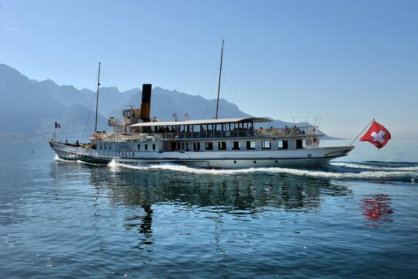 Szwajcaria Montreux Października 2017 Statek Wycieczkowy Ludzi Przystani Nad Jeziorem — Zdjęcie stockowe