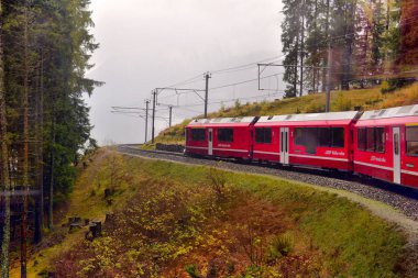 Bernina Express tren, İsviçre - 01 Kasım 2018: insanlar Bernina express tren üzerinde oturan ve İsviçre Alpleri'nin üzerinde; doğal manzaranın Bernina Express tren, İsviçre - 01 Kasım 2018
