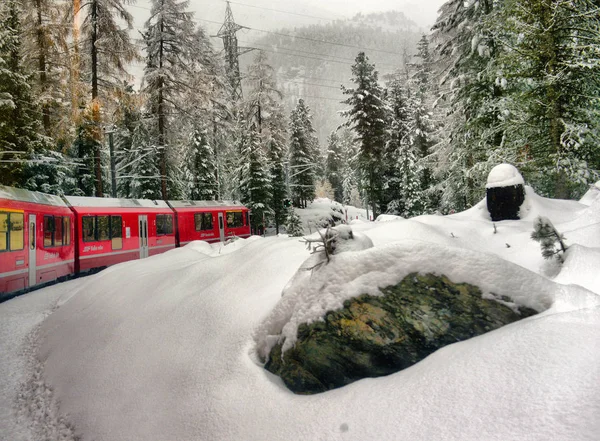 Bernina Express Τρένο Ελβετία Νοεμβρίου 2018 Άνθρωποι Συνεδρίαση Για Bernina — Φωτογραφία Αρχείου