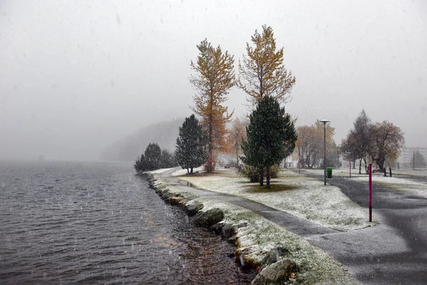 Malebnou Podzimní Pohled Prvním Sněhem Vlhké Prašné Cestě Horách Stromů — Stock fotografie