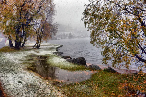 Malebnou Podzimní Pohled Prvním Sněhem Vlhké Prašné Cestě Horách Stromů — Stock fotografie
