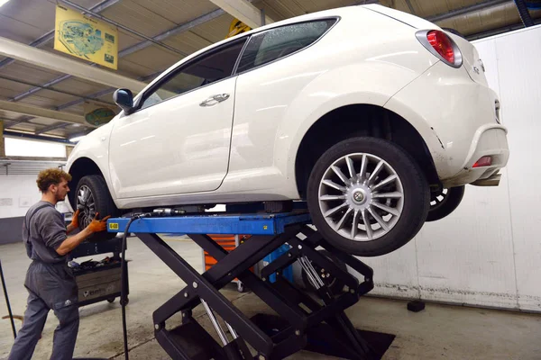 Italy Desio October 2018 Car Technician Repairing Car Workshop Service — Stock Photo, Image