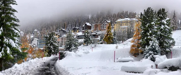 Vista Panorámica Otoño Con Primera Nieve Camino Húmedo Tierra Las — Foto de Stock