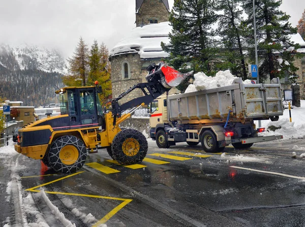 Limpiador Nieve Tractor Quitanieves Máquina Carga Pila Nieve Camión Volquete —  Fotos de Stock