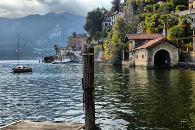 Lake Orta dolgu Kuzey İtalya'nın görünümü. Akşam görünümü.
