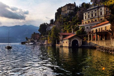 Lake Orta dolgu Kuzey İtalya'nın görünümü. Akşam görünümü.
