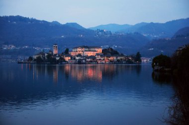 Orta göl manzara. Orta San Giulio Köyü, ada Isola S.Giulio ve Alp Dağları görünümü, Piedmont, İtalya, Europe.