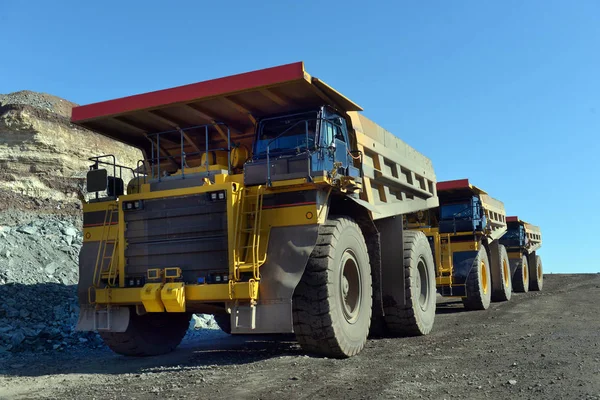 大型采石场倾卸卡车 把石头装进翻车机里将煤装入车身工作车 矿山卡车开采机械 从露天煤矿运煤 — 图库照片