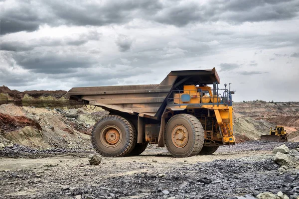 Grande Camião Descarga Pedreiras Carregar Pedra Lixeira Carregando Carvão Caminhão — Fotografia de Stock