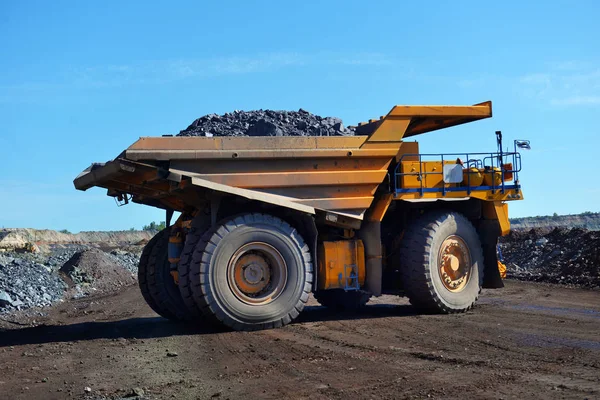 Large Quarry Dump Truck Loading Rock Dumper Loading Coal Body — Stock Photo, Image