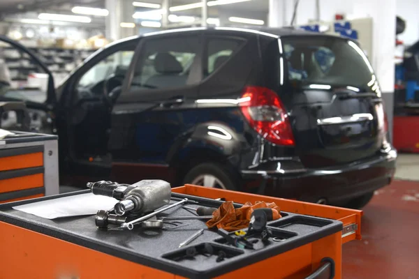 Italy, Desio, 26 october, 2018, Car technician repairing car in — Stock Photo, Image