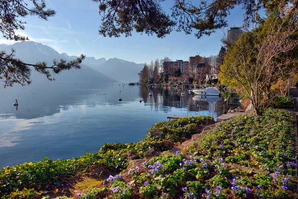 Vista para Montreux cidade de Genebra lago aterro no dia ensolarado . — Fotografia de Stock