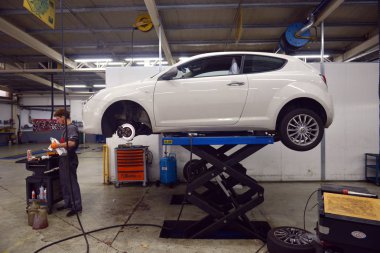  İtalya, Desio, 26 Ekim, 2018, araba teknisyen araba tamiri