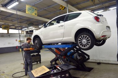  İtalya, Desio, 26 Ekim, 2018, araba teknisyen araba tamiri