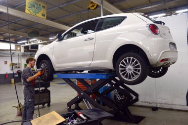  İtalya, Desio, 26 Ekim, 2018, araba teknisyen araba tamiri