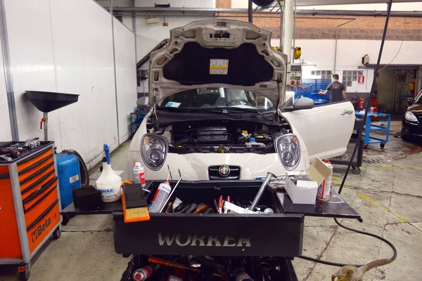  İtalya, Desio, 26 Ekim, 2018, araba teknisyen araba tamiri