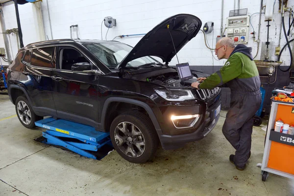 Italy, Desio, 26 october, 2018, Car technician repairing car in — Stock Photo, Image