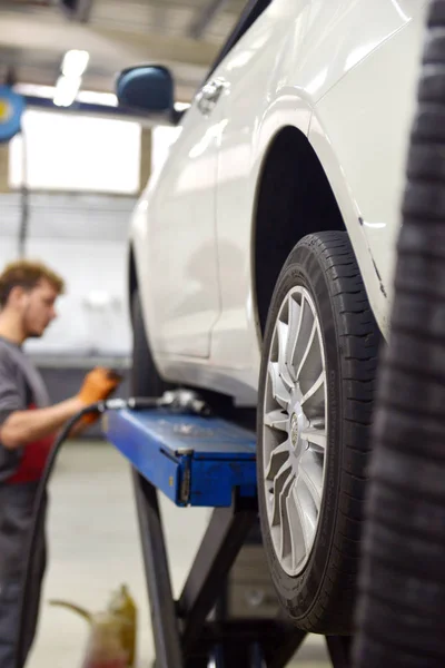 Italy, Desio, 26 october, 2018, Car technician repairing car in — Stock Photo, Image