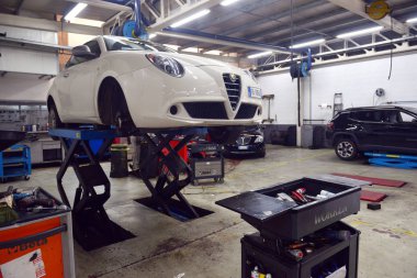  İtalya, Desio, 26 Ekim, 2018, araba teknisyen araba tamiri