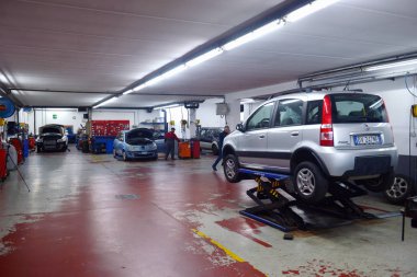  İtalya, Desio, 26 Ekim, 2018, araba teknisyen araba tamiri