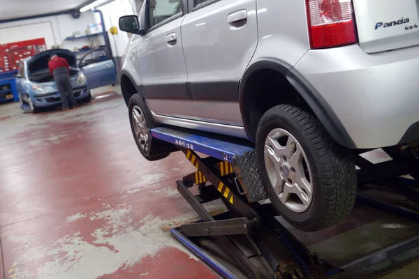 Italien, Desio, 26 oktober, 2018, bil tekniker reparera bilen i — Stockfoto