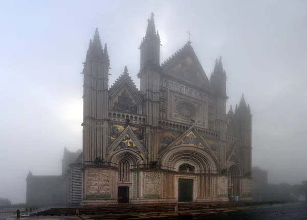 Sis (Duom Orvieto Katedrali sabah panoramik manzaralı — Stok fotoğraf