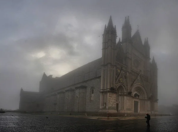 Sis (Duom Orvieto Katedrali sabah panoramik manzaralı — Stok fotoğraf