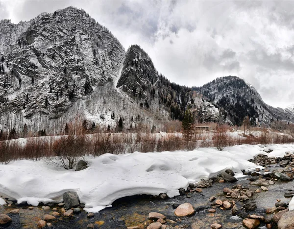 Alpské horské řeky v zimě na zamračený den — Stock fotografie