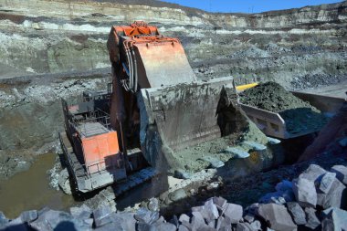 Büyük taş ocağı damperli kamyon. Taşı çöpe yüklüyor. Yükleme