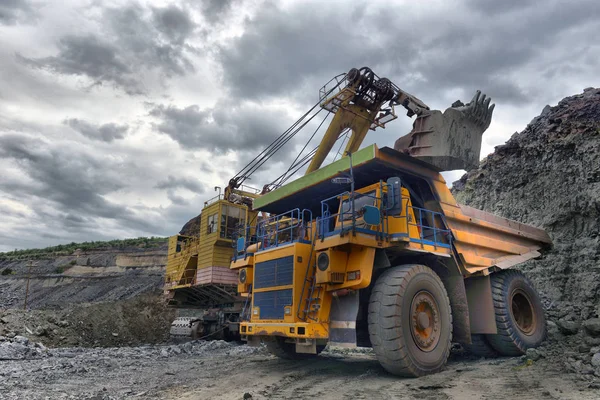 Grote groeve dump truck. Het laden van de rots in de dumper. Laden — Stockfoto