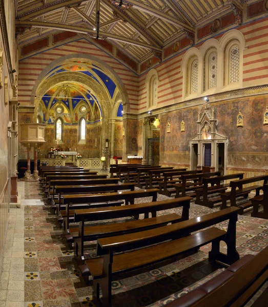 Typical interior of a catholic church in Italy — Stock Photo, Image