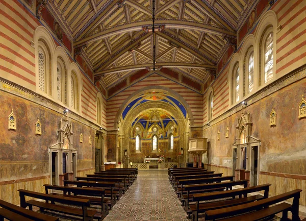 Typical interior of a catholic church in Italy — Stock Photo, Image