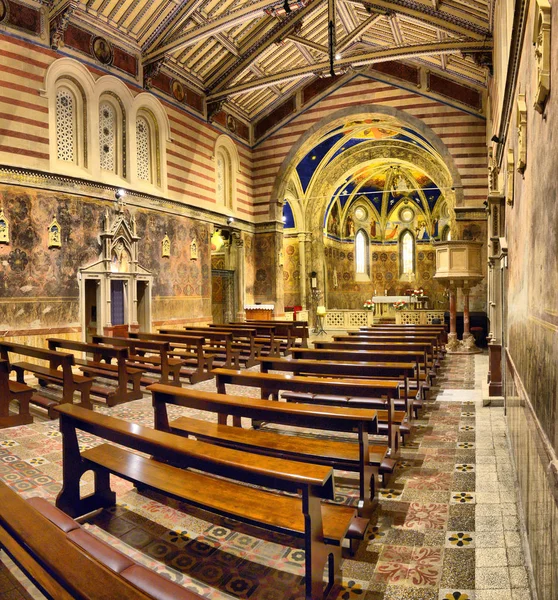 Typical interior of a catholic church in Italy — Stock Photo, Image