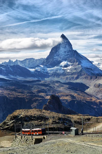 Zermatt schweiz. berühmter roter elektrischer Touristenzug kommt — Stockfoto