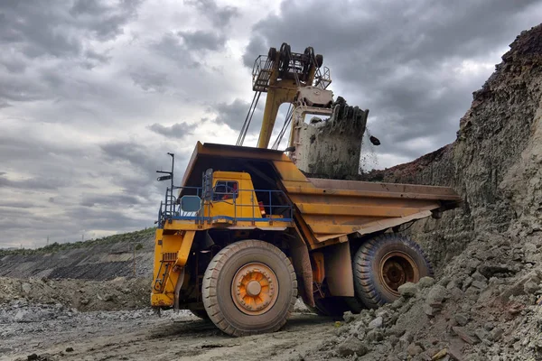 Grande camião de descarga de pedreiras. A carregar a pedra na lixeira. Carregamento — Fotografia de Stock