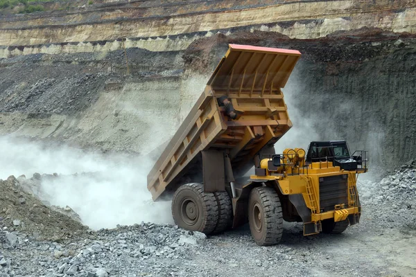 Großer Bergbaulader entlädt gefördertes Erz oder Gestein. — Stockfoto