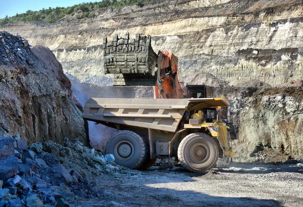 Large quarry dump truck. Loading the rock in the dumper. Loading — Stock Photo, Image