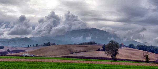 Paesaggio tipico della campagna toscana; tramonto su dolci colline — Foto Stock