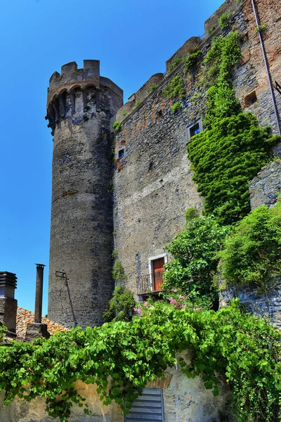 Uitzicht op het middeleeuwse historische centrum van Bracciano vanaf het centrale plein, — Stockfoto