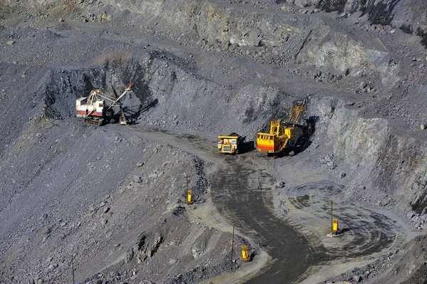 Large quarry dump truck. Loading the rock in the dumper. Loading — Stock Photo, Image