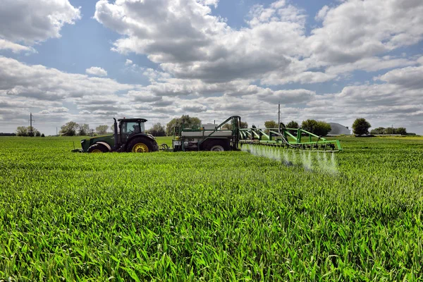 UKRAINE. 03 JUNE 2016. farmer wheat field spraying herbicides. U — Stock Photo, Image