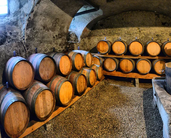 Wijnvaten in wijnkelders in orde. Wijnvaten gestapeld in th — Stockfoto