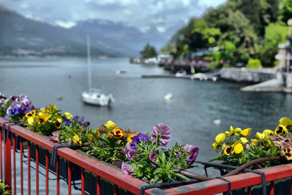 Panoramatický pohled na Varennu, romantické městečko na jezeře Como v N — Stock fotografie
