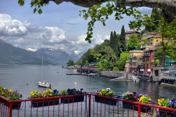 Panoramisch uitzicht op Varenna, romantisch stadje aan het Comomeer in N — Stockfoto