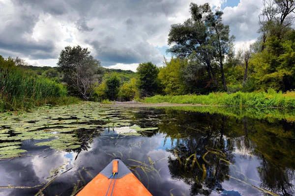 Un paio di kayak insieme nel fiume delle mangrovie. Turisti kayaker t — Foto Stock